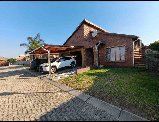 3 BEDROOM TOWNHOUSE FOR SALE IN WATERVAL EAST
